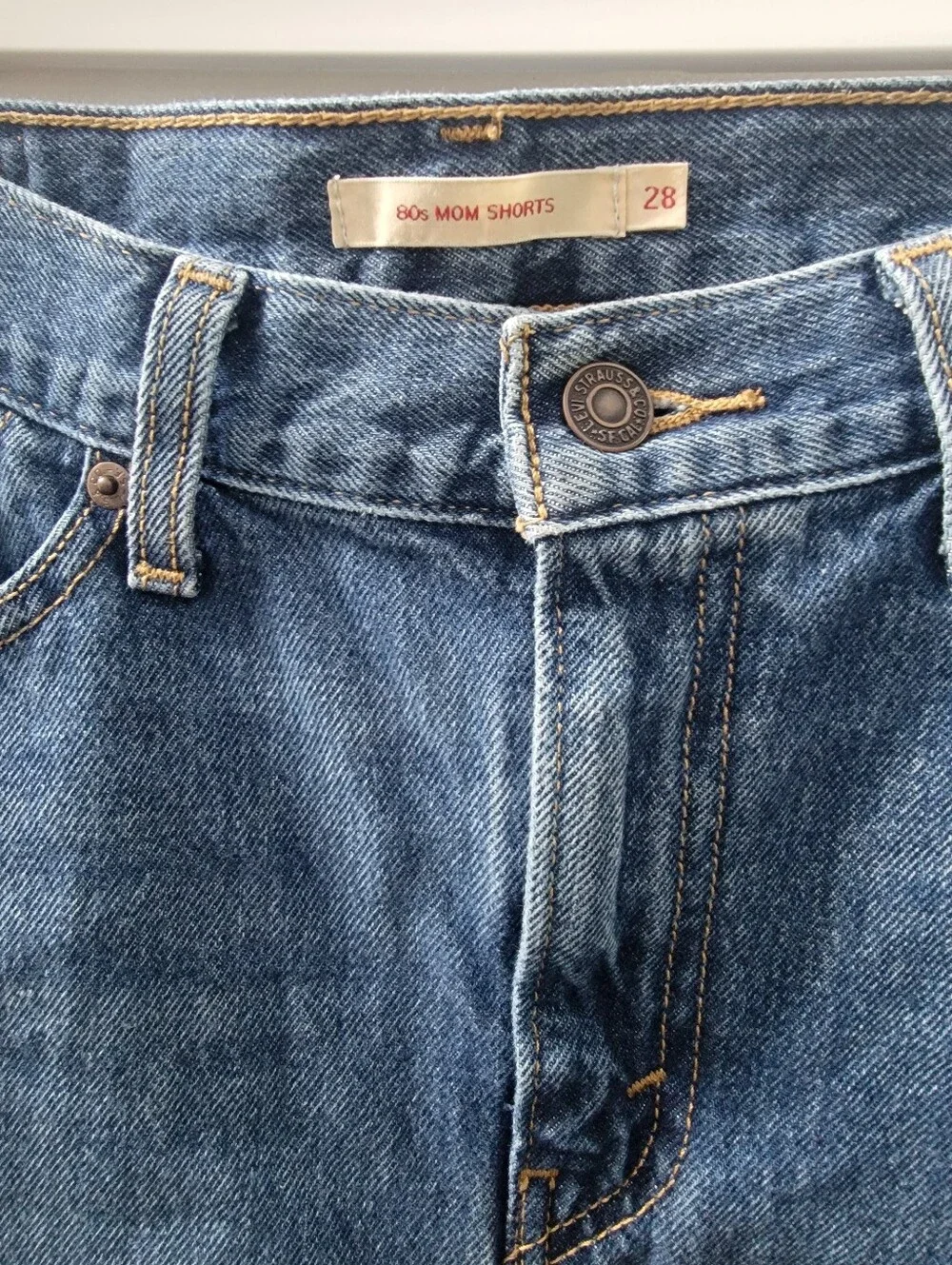 Levi's 80s mom shorts denim womens Size 28 High Rise Med Wash